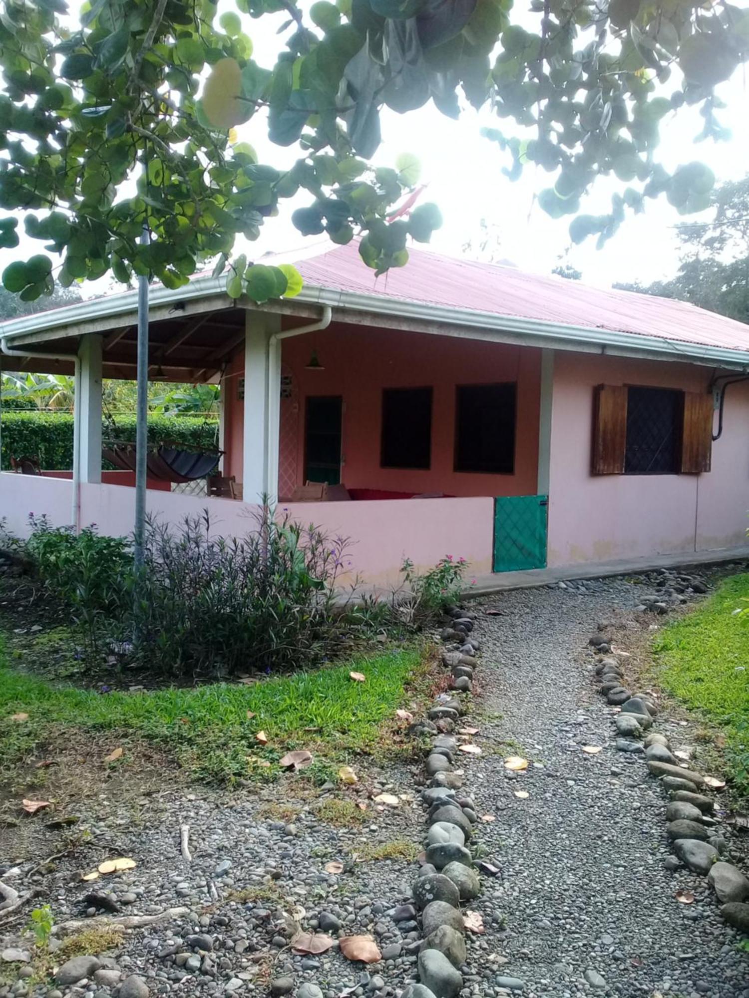 Cabinas Los Tucanes Cahuita Eksteriør bilde